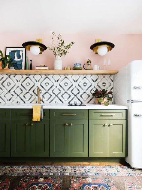 Love the contrast of the green kitchen cabinets, pink walls and geometric tiles Kitchen Cabinet Door Styles, Серая Кухня, Colorful Kitchen Decor, Bohemian Kitchen, Green Kitchen Cabinets, Small Kitchen Decor, Green Cabinets, Boho Kitchen, Kitchen Trends