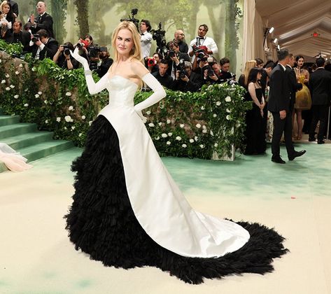 Nicole Kidman Wore Balenciaga Haute Couture To The 2024 Met Gala Nicole Kidman Met Gala, Galas Photo, Black And White Gown, Long Flared Skirt, Balenciaga Dress, Official Dresses, Red Carpet Beauty, Gala Fashion, Vogue France