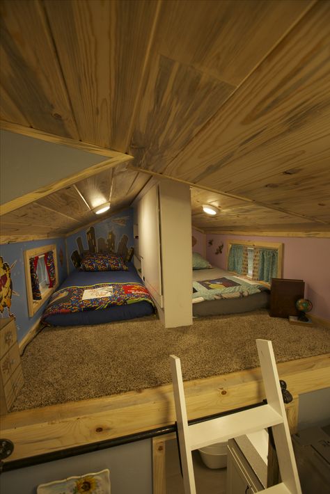 Tiny Bunk Room Ideas, Tiny House Kidsroom, Tiny House Big Family, Small Loft Room Ideas, Tiny Homes For Families, Split Bedroom Ideas, Shed Homes Interior, Tiny House Bedroom Ideas, Tiny House Family