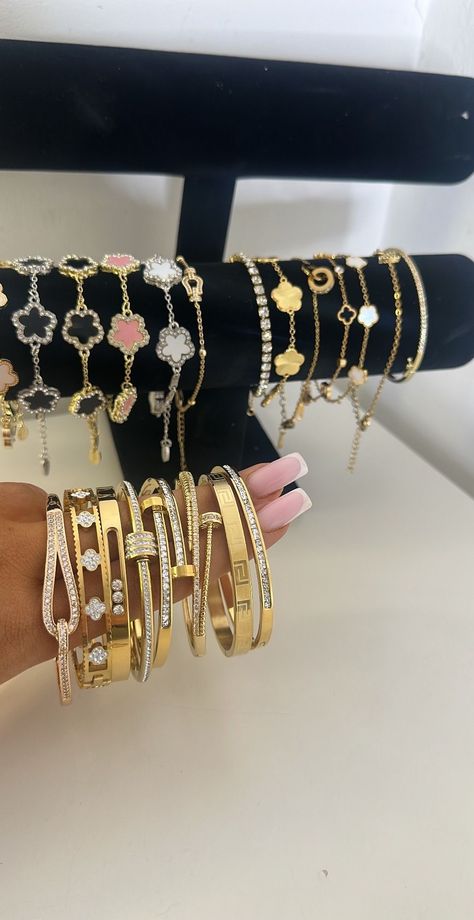 Bracelets Stack Aesthetic, Jelewry Gold, Luxury Items Aesthetic, Girly Accessories Jewellery, Jewllery Post, Where To Get Jewelry, Schmuck Aesthetic, Bracelets Shein, Pretty Stacks