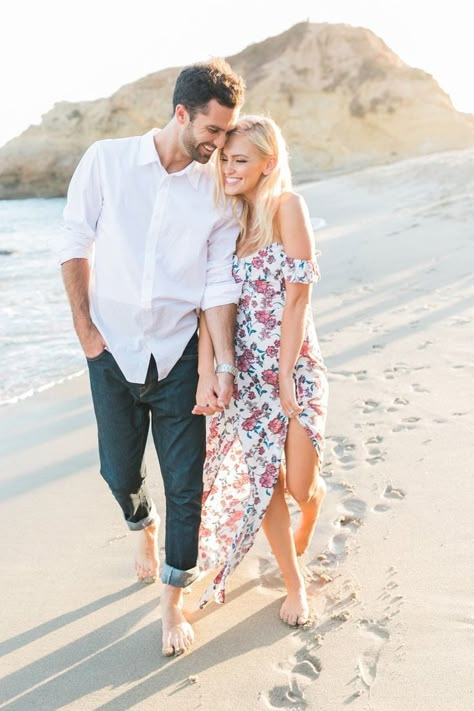 What to Wear in Engagement Photos - The Cutest Outfits for Your Engagement Picture Session - JetsetChristina Engagement Photo Outfits Summer, Walking On The Beach, Engagement Pictures Poses, Photo Summer, Pose Fotografi, Beauty Photoshoot, Poses Instagram, Beach Engagement Photos, Instagram Beach