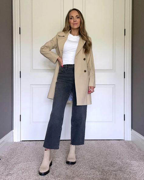 Tan Chelsea Boots Outfit, Nice Outfits Dressy, Chelsea Boots With Jeans, Beige Chelsea Boots, Tan Chelsea Boots, Light Color Jeans, Chelsea Boots Outfit, Colored Boots, Dark Denim Jacket