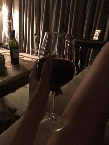 Alcohol Aesthetic, Shotting Photo, Rich Girl Lifestyle, Wine Night, Foto Tips, Dark Feminine Aesthetic, Classy Aesthetic, Foto Ideas Instagram, + Core + Aesthetic