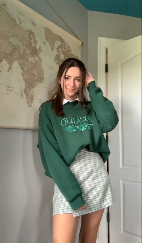 collared shirt, thrifted crewneck, vintage crewneck, plaid skirt, brandy melville, ireland, preppy, trendy, tik tok, sporty, fun, easy, comfy, fashion Crewneck And Skirt Outfit, Hipster Style Outfits, Collared Shirt Outfits, Indie Outfit Inspo, Collar Outfits, Preppy Mode, Asian Streetwear, Crewneck Vintage, London Outfit