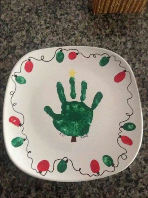 Diy Christmas Plates For Kids, Diy Christmas Gifts For Grandparents, Diy Christmas Plate, Christmas Gifts For Grandparents, Plates For Kids, Baby Christmas Crafts, Fun Holiday Crafts, Grandparents Christmas Gifts, Grandparents Christmas