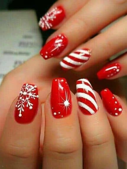 I segreti per una manicure perfetta nei giorni di Natale Nail Noel, Xmas Nail Art, Candy Cane Nails, Fun Nail Colors, Red Christmas Nails, Holiday Nail Designs, Holiday Nail, Nail Design Inspiration, Polygel Nails