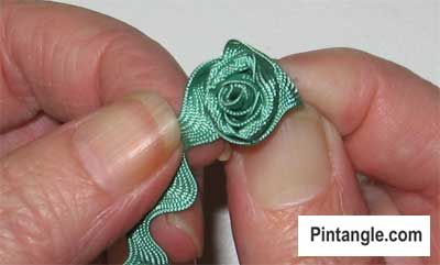 How to make a Ric Rac rose step 4 Rick Rack Flowers, Crazy Quilt Stitches, Sewing Machine Quilting, Fabric Origami, Making Flowers, Rose Tutorial, Crazy Quilting, Hexagon Quilt, Crazy Quilt