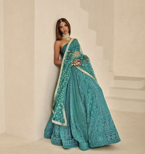 Lehengas 2023, Outfits For Winter, Outfit Boots, Desi Fits, Outfit Ideas Winter, Chikankari Work, Styling Outfits, Desi Outfits, Indian Outfits Lehenga