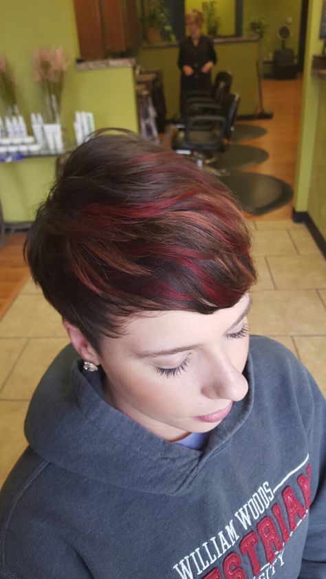 Hair Color Red Highlights, Hair Color Ideas For Brunettes Short, Pixie Cut With Highlights, Pixie Hair Color, Funky Hair Colors, Hair Color Red, Hair Color Chocolate, Fesyen Rambut, Short Hair Pixie Cuts