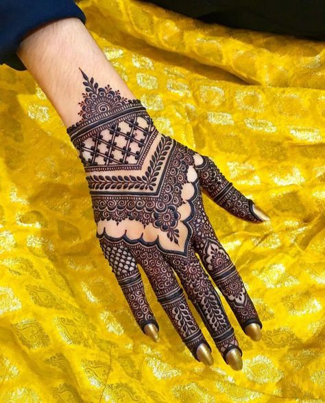 Mehendi Bridal, Traditional Mehndi Designs, Henna Flower Designs, Henna Flower, Mehndi Outfit, Henna Hand, Tattoo Henna, Design Henna, Mehndi Designs For Kids