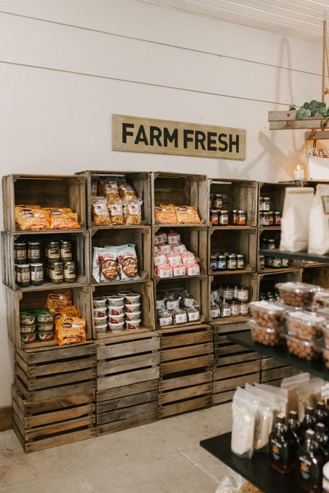 Wooden Grocery Store, Farm Shops Ideas, Country Store Decor, Produce Display Ideas, Country Convenience Store, Farmers Market Garden, Small Farm Shop Design, Retail Store Shelf Display Ideas, Rustic Convenience Store