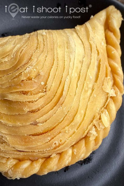 Spiral Curry Puff Recipe, Curry Puff Pastry, Baked Curry Puff Recipe, Malaysian Kuih, Curry Puff Recipe, Curry Puffs, Malaysian Recipes, Curry Puff, Guyanese Recipes