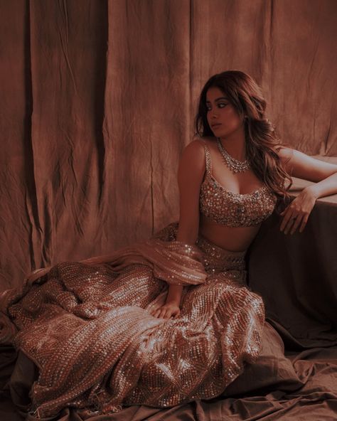 Richard Johnson, Saree Poses, Indian Photoshoot, Desi Clothes, Traditional Indian Outfits, Indian Aesthetic, Dress Indian Style, Heart Beat, Indian Wedding Outfits