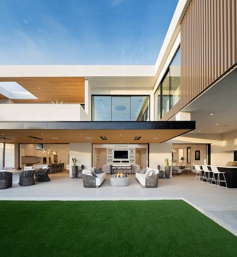 OZ Residence by Laney LA Contemporary Mansion, L Shaped House, Contemporary Patio, Dream Beach Houses, Bohemian House, Street House, Modern Mansion, Modern Architecture House, Minimalist Architecture