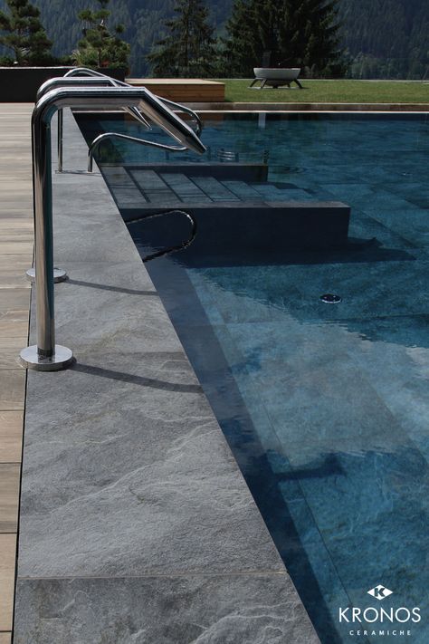 Pool Design ideas: Custom swimming pool with natural black stone effect tiles. Collection by Kronos Ceramiche: Rocks - Silver Black #kronostiles #kronosceramiche #madeinitaly #porcelaintiles #porcelainstoneware #gresporcellanato #grescerame #feinsteinzeug #luxurytiles #blackstonetiles #naturalstone #silberquarzit #nordicstone #stonelook #stoneeffect #greseffettopietra #steinoptik #aspectpierre #floortiles #walltiles #design #wellnessdesign #hoteldesign #nordicdesign #archilovers #architect Pool Decking Concrete, Industrial House Exterior, Overflow Pool, Pool Pavers, Geometric Pool, Swimming Pool Tiles, Concrete Pool, Pool Installation, Pool Coping