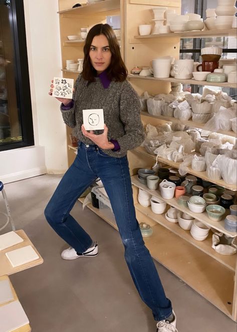 Alexa Chung Style Winter, Alexa Chung Street Style, Nike Cortez Outfit, Carolyn Davidson, Alexa Chung Style, Vogue France, British Women, Jean Vintage, Women Street