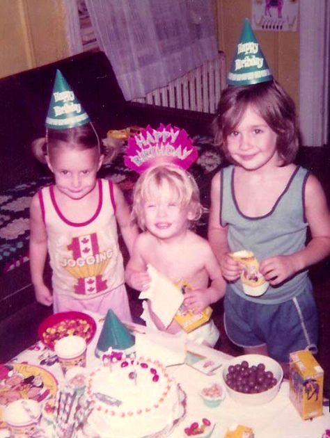 adorable Mac in the middle with sister Dakota & brother Shane Macaulay Culkin Home Alone, Culkin Brothers, Climbing A Tree, Home Alone Movie, Rory Culkin, Kieran Culkin, Macaulay Culkin, Celebrity Siblings, Brenda Song