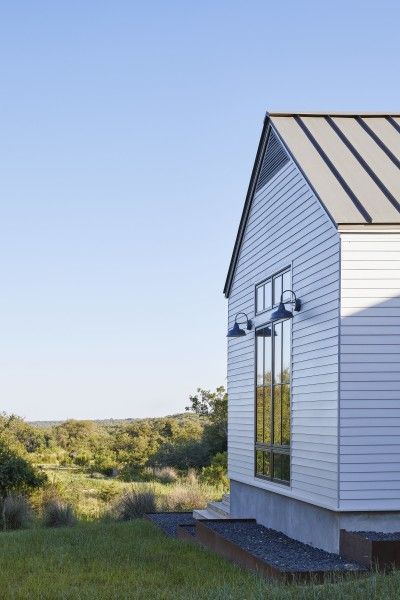 Scandinavian Farmhouse Exterior, Modern Ranch Farmhouse, Scandinavian Farmhouse Style, Scandinavian Exterior Design, Ranch Farmhouse, Scandinavian Farmhouse, Outdoor Covered Patio, Texas Ranch, Modern Ranch