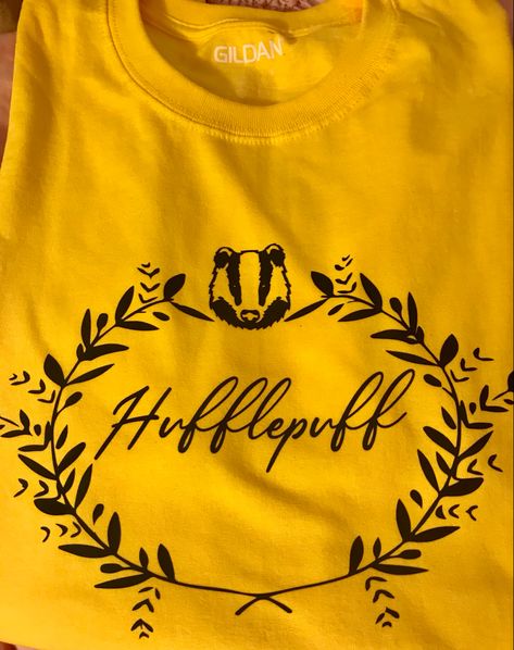 Hufflepuff Shirt Ideas, Harry Potter Clothes Hufflepuff, Hufflepuff Crafts, Hufflepuff Svg, Hufflepuff Clothes, Harry Potter Tea Party, Hufflepuff Shirt, Harry Potter Tea, Cricut Cups