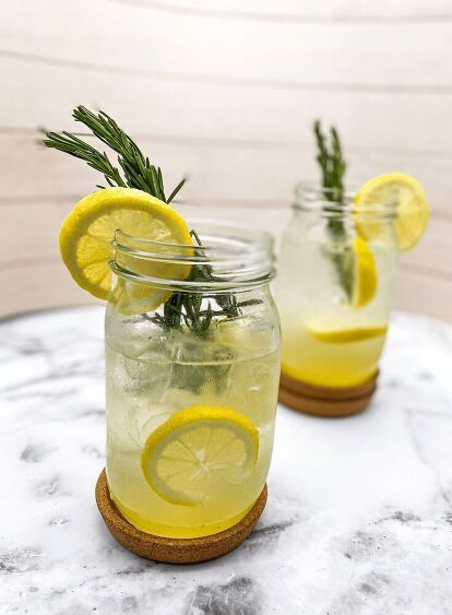 · Print Recipe This Spiked Lemonade is made with fresh lemon juice, sugar, vodka, seltzer water, and garnished with rosemary sprigs. This spiked lemonade is so tasty, tart, and sweet all at the same time. It is finally spring and this Spiked Lemonade is something you definitely need to make. During the summer, it is the best way to beat the heat. The flavor of the sugar and lemon blend seamlessly together making this amazing cocktail. What is in Spiked lemonade? You can use gin… Manhattan Drink, Tequila Soda, Spiked Lemonade, Yummy Cocktails, Seltzer Water, Lemon Sugar, Rosemary Sprigs, Dirty Martini, Beat The Heat