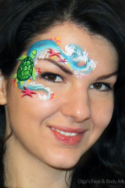 Turtle face painting, I like the idea of this if I could do less detail for a quick face paint... Moana Face Paint, Mime Face Paint, Pirate Mermaid, Animal Face Paintings, Face Paint Ideas, Cheek Art, Girl Face Painting, Moana Theme, Festival Face