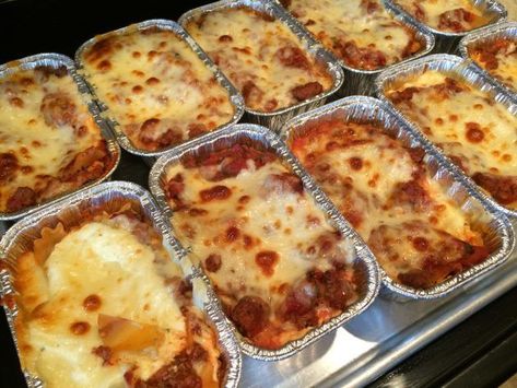 Freezer Lasagna, Mini Lasagna, Frozen Lasagna, Freezer Cooking Recipes, Freezer Dinners, Lasagna Casserole, Freezer Friendly Meals, Meat Lasagna, Freezable Meals