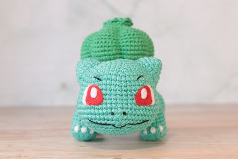 Bulbasaur está esperándote para acompañarte en todas tus aventuras. ¿Cuál es tu Pokémon inicial favorito? #amigurumi #crochet #bulbasaur #handmade #softanimals #plush #ganchillo #plushies #hechoamano #tejidos #toys #stuffedanimals #pokemon Crochet Bulbasaur, Amigurumi Crochet, Stuffed Animals, Crochet Hats, Pokemon, Amigurumi, Crochet Patterns, Toys, Crochet