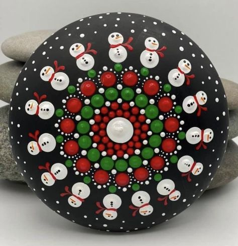 Mandela Ideas, Christmas Dotting, Patterns Mandala, Christmas Pebble Art, Mandala Ideas, Christmas Rocks, Christmas Mandala, Mandala Painted Rocks, Diy Rock Art