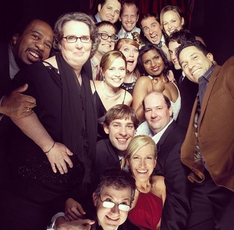 So glad I found this pictureomg The Office Group Picture, The Office Cast, Office Cast, The Office Show, Cast Photos, Office Memes, Office Wallpaper, Memes Lol, Steve Carell