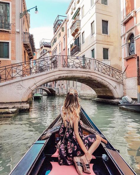 27.3k Likes, 433 Comments - Leonie Hanne (@ohhcouture) on Instagram: “Second time in Venice , first time riding a gondola through the dreamy canals. Loved sharing this…” Italy Photography, Foto Poses, Trik Fotografi, Travel Goals, Fotografi Potret, Travel Inspo, Venice Italy, Travel Aesthetic, 그림 그리기