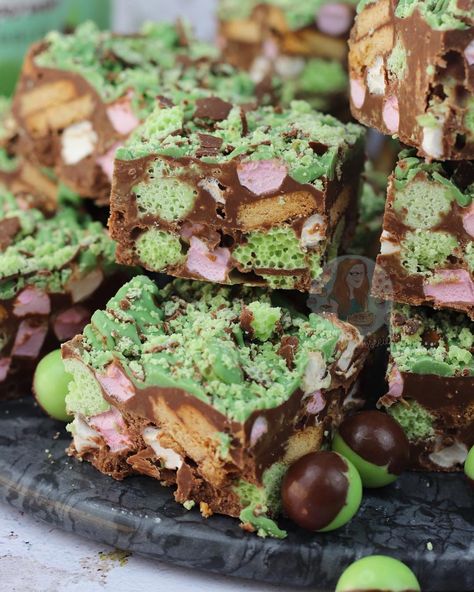 Jane Dunn | Food Blogger on Instagram: “MINT AERO ROCKY ROAD! ❤️💚 The most delicious mint chocolate traybake treat you can think of! Recipe & video on my blog -…” Chocolate Traybake, Chocolate Fudge Bars, Rocky Road Chocolate, Rocky Road Fudge, Rocky Road Recipe, Janes Patisserie, Tray Bake Recipes, Fudge Bars, Recipes With Marshmallows