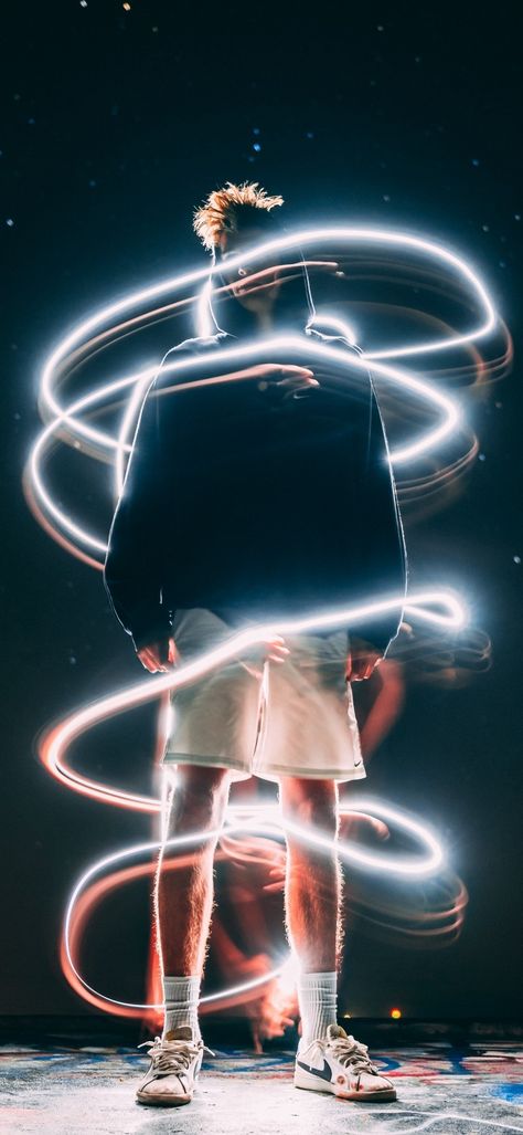 Light Painting Portrait, Long Exposure Light Photography, Long Exposure Portrait, Light Trail Photography, Lighting Painting, Light Graffiti, Neon Lights Photography, Long Exposure Photos, Light Painting Photography