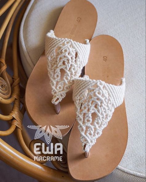 Macrame handmade sandals tutorial Macrame Shoes Diy, Macrame Flip Flops, Macrame Slippers, Macrame Shoes, Macrame Sandals, Diy Macrame Earrings, Macrame Clothes, Leather Tutorial, Diy Sandals