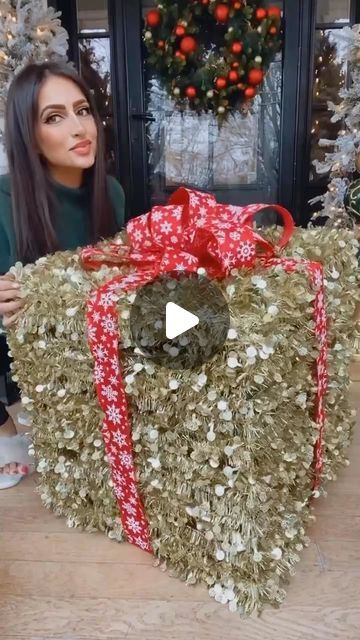 Diy Christmas Present Boxes Decor, Giant Xmas Decorations, Giant Presents Decoration, Giant Gift Boxes Diy, Diy Large Snowman, Giant Christmas Wreath, Garland Making, Christmas Present Boxes, Wreath Frames