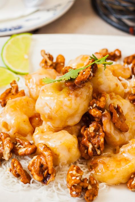 Discover the ultimate honey walnut shrimp recipe! Crispy shrimp coated in a sweet honey sauce with candied walnuts. Honey Orange Shrimp, Gluten Free Honey Walnut Shrimp, Honey Walnut Sauce Recipe, Hot Honey Walnut Shrimp, Shrimp Walnut Recipes, Coconut Walnut Shrimp, Shrimp Asian Recipe, Honey Walnut Prawns, Asian Shrimp Recipes