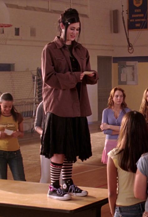 And, for edgier individuals, this Converse and stripy socks combination. 20 Outfits From "Mean Girls" That No One Would Ever Wear Now Janice Mean Girls, Mean Girls Janis, Mean Girls Aesthetic, Mean Girls Outfits, 20 Outfits, Estilo Punk Rock, Quoi Porter, Estilo Grunge, Estilo Punk