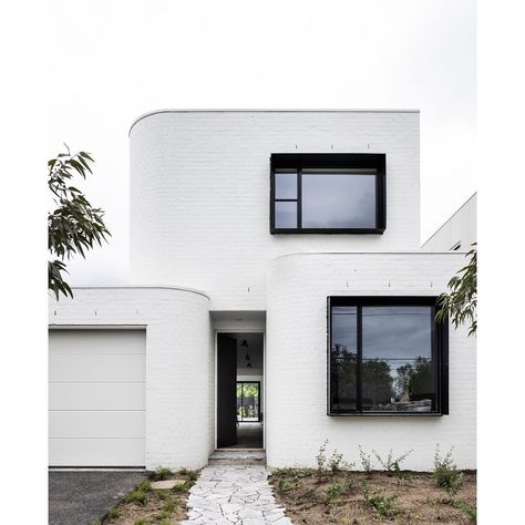 ben callery architects on Instagram: “Rathmines South House, Fairfield Highlight windows and a north facing courtyard bring natural light into the home, over the top of its…” Modern White Brick House, Highlight Windows, Buildher Collective, White Brick House, Californian Bungalow, Townhouse Exterior, India House, Central Courtyard, Passive Solar Design