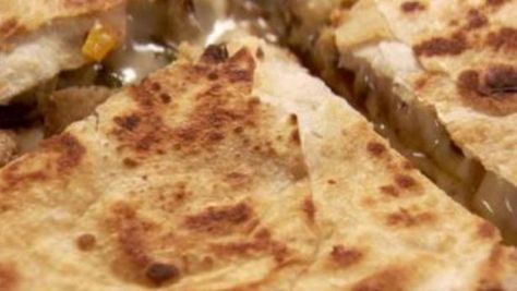 Ree shares one of her family's favorite dinners, Easy Chicken Quesadillas. Chicken Quesadillas Recipe, Pioneer Woman Chicken, Chicken Quesadilla Recipe, Beef Fajitas, Burritos Recipe, Pioneer Woman Recipes, Quesadilla Recipes, Chicken Quesadillas, Ree Drummond