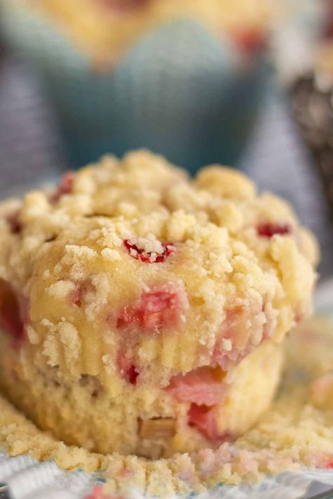 Rhubarb Streusel Muffins, Muffins With Sour Cream, Vegan Strawberry Muffins, Strawberry Rhubarb Muffins, Strawberry Rhubarb Recipes, Best Rhubarb Recipes, Rhubarb Muffins, Recipe For Summer, Rhubarb Desserts