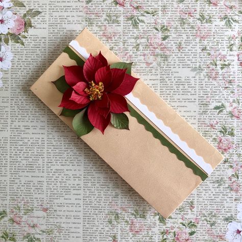 Poinsettia on a gift wrap - winter gifts - paper flowers Fancy Envelopes Creative, Envelop Pattern, Shagun Envelopes, Fancy Envelopes, Gifts Paper, Paper Quilling Cards, Quilling Work, Bridal Gift Wrapping Ideas, Decoration For Christmas