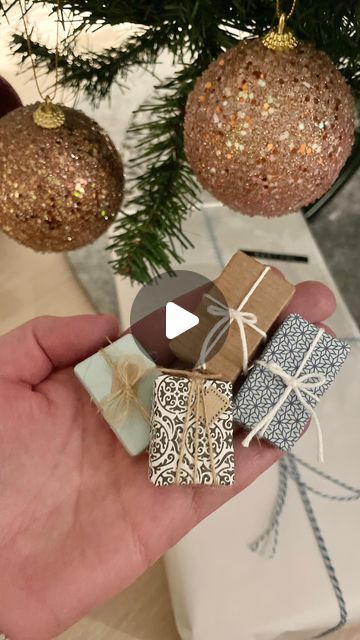 ONE TINY STORY | DIY Dollhouse & miniatures on Instagram: "HOW TO MAKE TINY CHRISTMAS PRESENT 🎁 The most talented @simplystella87 showed here the other day how to make small Christmas presents from cardboard. I made mine very simple but you just have to visit @simplystella87 and take a look at her beautiful little Christmas gifts. . . . . . . . #dollhouse #dollhouserenovation #dockhus #moderndollhouse #miniaturedollhouse #dollhouseminiatures #12thscale #hobbyideas #fixerupper #handmade #diy #crafts #diyproject  #miniature #miniatures #miniatyr" Diy Dollhouse Christmas Decorations, Christmas Dollhouse Diy, Diy Decor For Room, Mini Diy Gifts, Christmas Miniatures Diy, Small Christmas Decor, Little Christmas Gifts, Diy Dollhouse Miniatures, Christmas Dollhouse