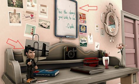 Life is Strange ClutterA few folks wanted the Elvis bobble head and the dry erase board, so here you are! The dry erase board has inspirational messages but it also has messages for Kate, just to give a heads up. I also included some other clutter... Life Is Strange Sims 4 Cc, Sims 4 Life Is Strange, Grunge Decor, Laptop Decoration, Sims 4 Cc Packs, Gaming Room Setup, Sims 4 Build, Sims 4 Houses, Sims 4 Cc Finds