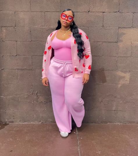 Flannel Outfit Black Women, Pink Outfit Black Women, Cute Jogger Outfits, Pink Flannel Outfit, Pink Joggers Outfit, Red And Pink Outfit, Girl Updo, Pink And Red Christmas, Jogger Outfits