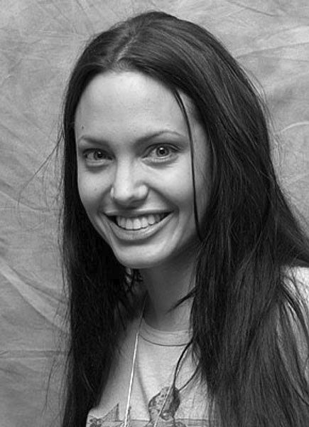 Angelina Jolie lips smile young beautiful John Voight, Angelina Jolie Makeup, Celebrity Smiles, Celebs Without Makeup, Angelina Jolie Photos, Celebrities Before And After, Photo Makeup, Without Makeup, Gorgeous Makeup