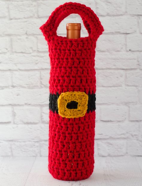 Love this fun and easy Santa wine cozy crochet pattern! Suddenly bringing that bottle of wine got a whole lot more fun! Also great for gift giving. Crochet Christmas Cozy, Wine Bag Pattern, Wine Cozy, Beau Crochet, Wine Bottle Gift Bag, Bottle Cozies, Confection Au Crochet, Crochet Santa, Cozy Crochet Patterns