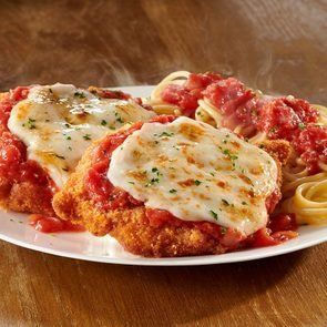 Olive Garden Chicken Parmigiana, Italian Treats, Copycat Food, Olive Garden Chicken, Famous Recipes, Olive Garden Recipes, Copy Cats, Italian Olives, Chicken Parmigiana