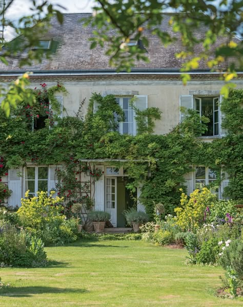 Gracious French Living with Sharon Santoni—Victoria Magazine Sharon Santoni, My French Country Home, French Living, French Cottage, Yoga Photography, French Countryside, French Country House, French Farmhouse, French Country Style