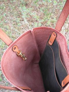 Sac En Cuir Diy, Crea Cuir, Handmade Leather Tote Bag, Handmade Leather Tote, Leather Handbags Handmade, Leather Bag Pattern, American Bison, Diy Leather Bag, Cheap Purses