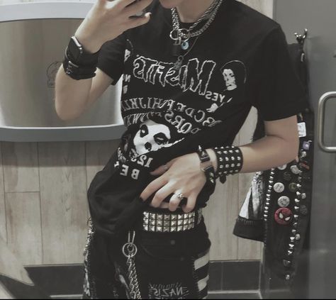 Goth Background Aesthetic Pc, Emo Outfit Inspo Masc, Metal Astethic Outfits, Male Metalhead Outfit, Emo Clothing Men, Punk Boy Outfits, Emo Style Men, Emo Outfits Men, Masc Goth