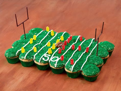 Transform a batch of cupcakes into a fierce gridiron (with color-coded gummies to represent opposing teams.) When it's time for dessert, just pull apart and serve--no plates or utensils needed. Super Bowl Sweets, Bowl Desserts, Superbowl Desserts, Party Cupcakes, Pull Apart Cupcakes, Tailgating Recipes, Super Bowl Party, Decorator Icing, Football Food